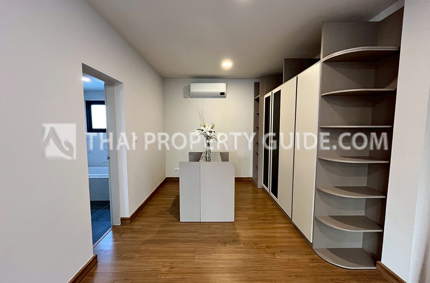 House with Shared Pool in Bangnatrad 